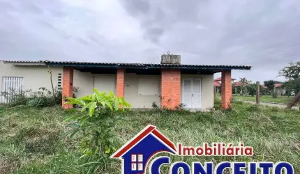 C34 - Residência de esquina localizada próxima ao mar em Santa Terezinha