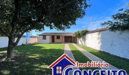 C173 - Linda residência de madeira localizada no balneário Albatroz