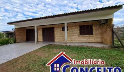 C197 - Ótima residência composta de 03 dormitórios a 100 metros do mar