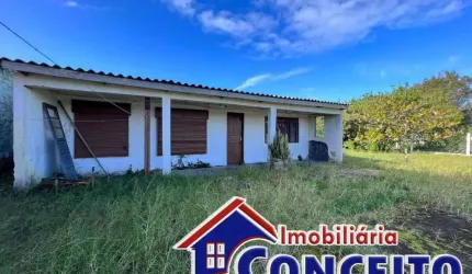 C111 - Residência de esquina localizada no balneário Santa Terezinha