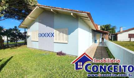 C381 - Linda residência de esquina localizada a 250 metros do mar