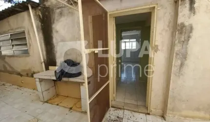 Casa Térrea com 6 dormitórios á venda na Vila Nivi.