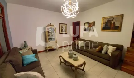 Casa com 2 pavimentos à venda em Santana!