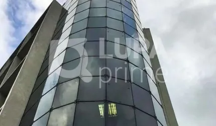 Prédio comercial com 3000 m² na Água Branca para locação.