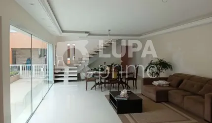 Sobrado com 4 suítes à venda em Santa Terezinha!
