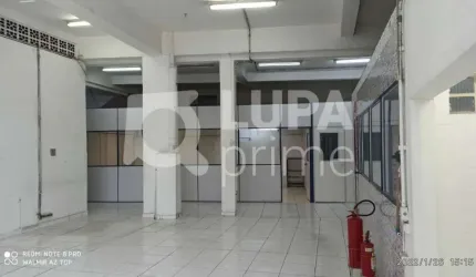 Salão comercial com 200 metros para locação na Vila Gustavo.