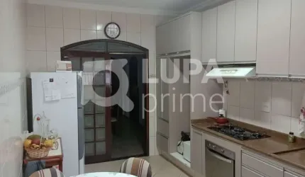 Casa térrea com 3 quartos sendo 1 suíte, piscina e 8 vagas de garagem à venda na Vila Maria Alta!