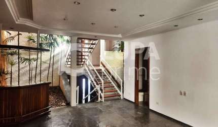CASA COM 3 QUARTOS E 4 VAGAS DE GARAGEM À VENDA NO TUCURUVI