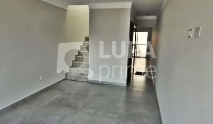 CASA COM 3 QUARTOS E 2 VAGAS DE GARAGEM À VENDA NA VILA GUSTAVO