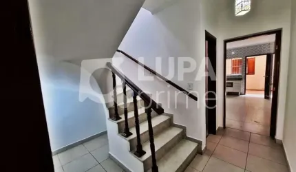 CASA COM 3 QUARTOS E 2 VAGAS DE GARAGEM À VENDA NO JARDIM GUANÇA