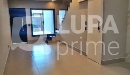 CASA COM 3 QUARTOS E 2 VAGAS DE GARAGEM À VENDA NA VILA GUSTAVO