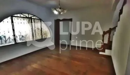 CASA COM 4 QUARTOS E 2 VAGAS DE GARAGEM À VENDA NO JARDIM GUANÇA