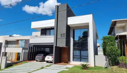 Casa em condomínio, 4 quartos com espaço gourmet e piscina.