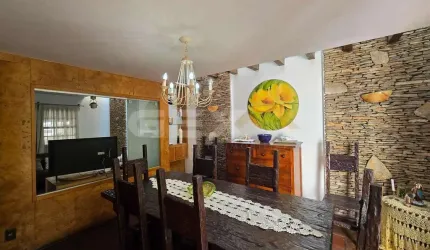 Casa de 2 pavimentos à venda no Centro, com 5 quartos sendo 1 suíte e 1 semi-suí