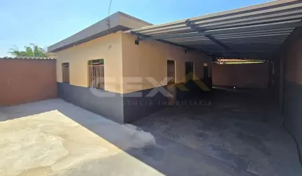 Casa à venda no bairro São Judas, 3 quartos e um quintal amplo.