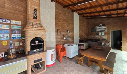 Casa à venda no Bom Pastor, 4 quartos sendo 1 suíte e área gourmet com piscina.