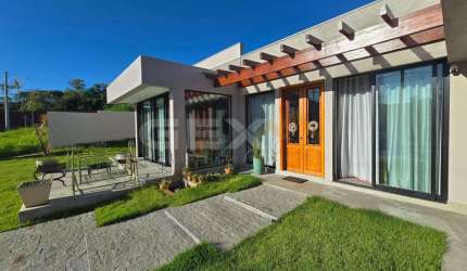 Casa à venda no Vistadoro Aquaville, 4 quartos e sala com vista para o lago.