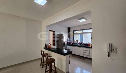 Apartamento à venda no Antônio Fonseca com duas áreas privativas.