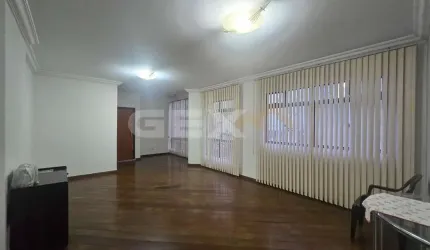 Apartamento clássico à venda no Centro, 3 quartos sendo 1 suíte com sacada.