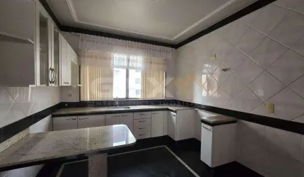 Apartamento clássico à venda no Centro, 3 quartos sendo 1 suíte com sacada.