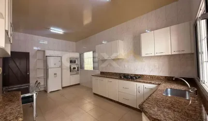 Casa à venda no bairro São José, 2 suítes, espaço gourmet e 2 vagas.