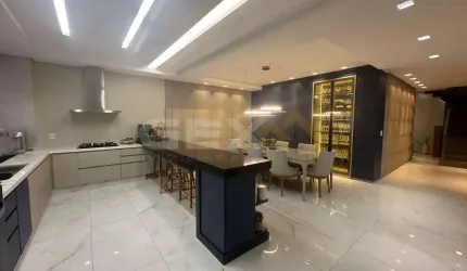 Cobertura triplex à venda no Centro, 4 quartos, 2 suítes e 2 vagas.