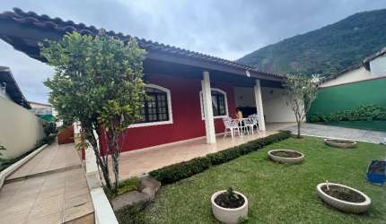 Casa a venda 4 quartos 2 suítes, piscina, 6 vagas em Caraguatatuba-SP