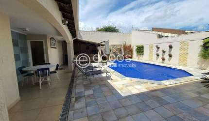 Casa à venda, 4 quartos, 1 suíte, 4 vagas, Umuarama - Uberlândia/MG