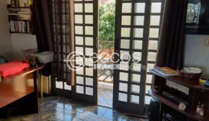 Casa à venda, 5 quartos, 1 suíte, 4 vagas, Custódio Pereira - Uberlândia/MG