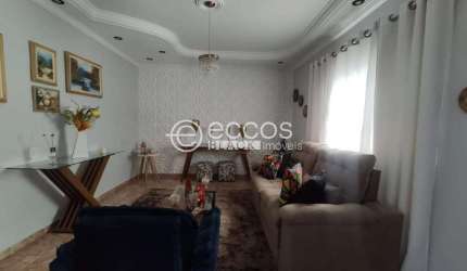 Casa à venda, 3 quartos, 1 suíte, 4 vagas, Jardim Patrícia - Uberlândia/MG
