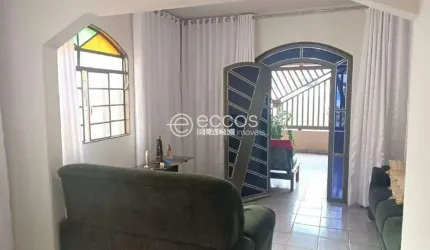 Casa à venda, 3 quartos, 1 suíte, 3 vagas, Custódio Pereira - Uberlândia/MG