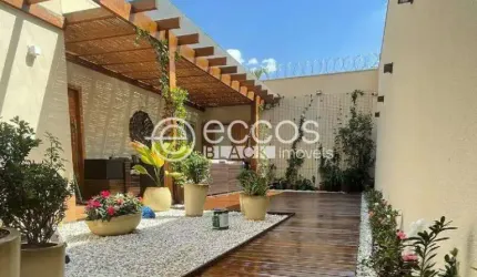 Casa à venda, 3 quartos, 1 suíte, 2 vagas, Santa Mônica - Uberlândia/MG