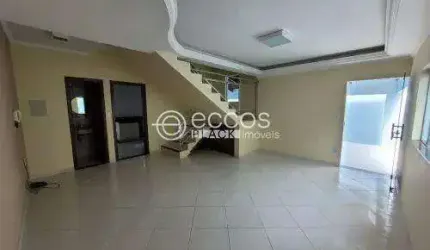 Casa para aluguel, 3 quartos, 4 vagas, Alto Umuarama - Uberlândia/MG