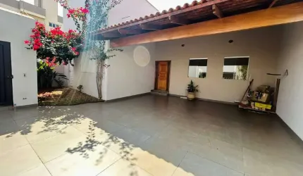 Casa à venda, 4 quartos, 1 suíte, 4 vagas, Santa Mônica - Uberlândia/MG