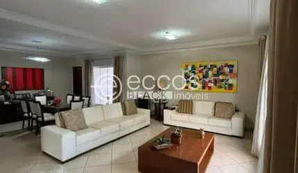 Casa à venda, 4 quartos, 4 suítes, 13 vagas, Cidade Jardim - Uberlândia/MG