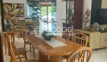 Casa à venda, 4 quartos, 3 suítes, 5 vagas, Presidente Roosevelt - Uberlândia/MG