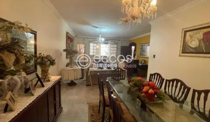 Casa à venda, 4 quartos, 1 suíte, 2 vagas, Aclimação - Uberlândia/MG