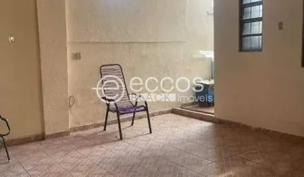Casa à venda, 3 quartos, 1 suíte, 1 vaga, Centro - Uberlândia/MG
