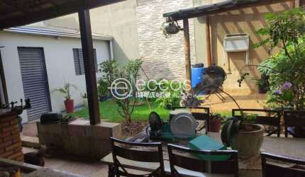 Casa à venda, 3 quartos, 1 suíte, 3 vagas, Jardim Patrícia - Uberlândia/MG