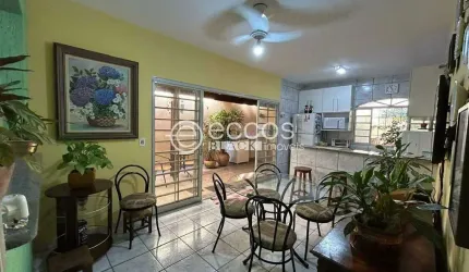 Casa à venda, 3 quartos, 1 suíte, 4 vagas, Saraiva - Uberlândia/MG