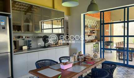 Casa à venda, 4 quartos, 4 suítes, 3 vagas, Jardim Karaíba - Uberlândia/MG