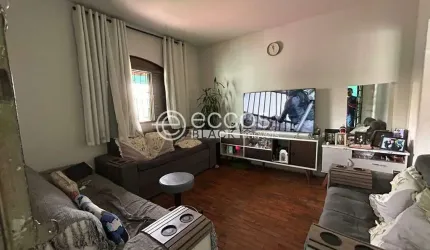 Casa à venda, 3 quartos, 1 suíte, 2 vagas, Santa Mônica - Uberlândia/MG