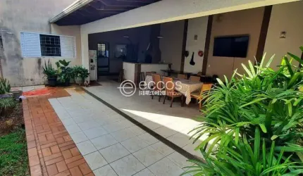 Casa para aluguel, 5 quartos, 1 vaga, CENTRO - ARAGUARI/MG