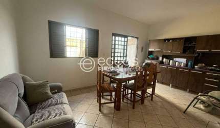 Casa à venda, 3 quartos, 1 suíte, 2 vagas, Laranjeiras - Uberlândia/MG