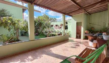 Casa para aluguel, 5 quartos, 1 suíte, 3 vagas, Planalto - Uberlândia/MG