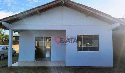 Casa a apenas 760m do mar com amplo terreno de 630m²