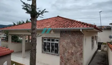 Casa com 100 m² de área construída.