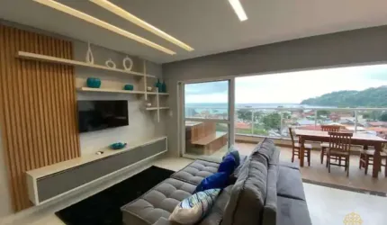 Cobertura luxuosa com vista para o mar decorada com requinte