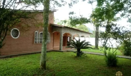 CASA COM TOTAL DE 1.200M² NO JARDIM SAMAMBAIA.