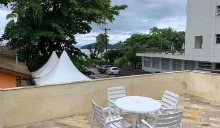 CASA NA ENSEADA COM 7 DORMITÓRIOS PÉ NA AREIA .